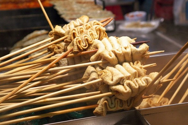 Chả cá xiên (Eomuk) là một món ăn được rất nhiều bạn trẻ Hàn Quốc và du khách yêu thích vì nó vừa ngon và rẻ.