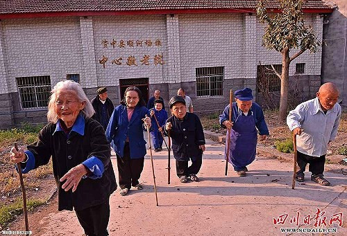 Yangsi còn có tên gọi khác là làng người lùn, không phải là kết quả của hôn nhân cận huyết mà từ một căn bệnh từ những năm 20 của thế kỷ trước khiến con người khó có thể vận động, chân tay yếu và không phát triển.