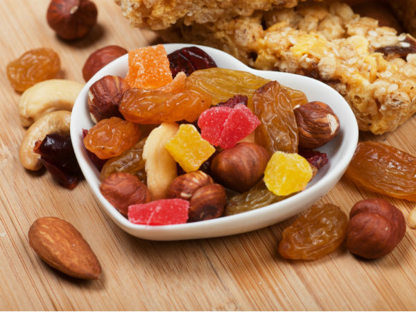 Trái cây khô cũng là một lựa chọn tuyệt vời để ăn trước khi luyện tập. Đó là vì quả khô rất nhẹ và chúng chứa đầy các carbohydrate đơn giản cung cấp năng lượng tức thời cho cơ thể bạn.