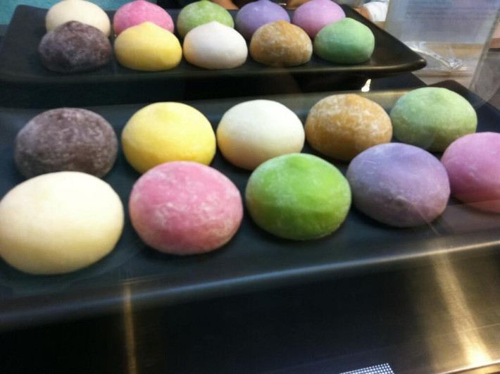 Bánh mochi cần được nhai thật kỹ trước khi nuốt để tránh bị nghẹn. Nếu không nhai mà nuốt cả cái bánh, người ăn có thể bị nghẹn ở cổ họng, dẫn đến nghẹt thở. Do lớp vỏ dính nên gây không ít khó khăn cho việc sơ cứu, lấy chúng ra khỏi đường thở.