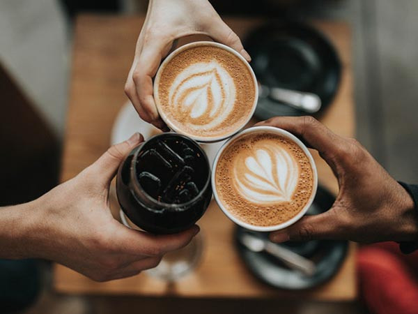 Cà phê có hàm lượng caffeine cao có thể khiến bệnh tiêu chảy nặng hơn. Hãy dùng loại trà thảo dược không chứa caffeine là điều tốt nhất để làm dịu dạ dày khi bị tiêu chảy. Ảnh: Boldsky.
