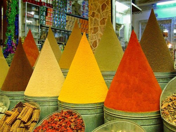 Bày bán các loại gia vị cũng là một nghệ thuật.