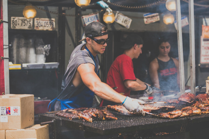 Món thịt nướng ngoài trời được gọi là "barbecue" có nguồn gốc ở Tây Ấn Độ lâu trước khi trở thành món ăn phổ biến ở Mỹ.