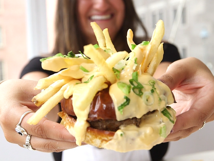 Hamburger được xem là món ăn thông dụng ở Mỹ nhưng xuất xứ của nó lại bắt nguồn từ Hamburg, Đức vào thế kỷ 12.
