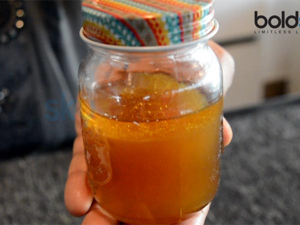 Mật ong có chứa các hợp chất chữa ho sẽ giúp bạn giảm cơn ho nhanh chóng. Trộn 5 muỗng canh mật ong với 2 muỗng canh dầu dừa và 1 muỗng canh nước chanh. Đun nóng hỗn hợp này trong 2 phút và uống cho đến khi cơn ho của bạn thuyên giảm.