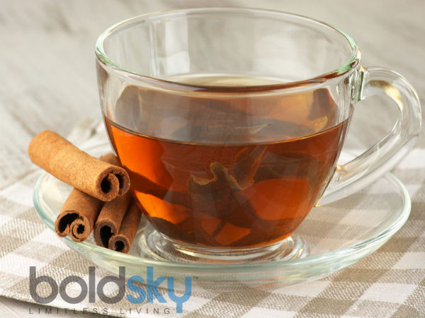 Trà cay là cách giúp bạn giảm bớt cơn ho khan. Các loại gia vị cay như gừng, quế và đinh hương sẽ chữa lành cổ họng của bạn ngay lập tức. Thêm một thìa cà phê bột gừng, một nhúm quế và một ít cây đinh hương trong nước sôi đun 5 phút. Uống hỗn hợp này hàng ngày. Ảnh: Boldsky.
