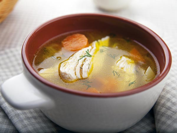 Súp nóng và nước canh giúp làm dịu cổ họng và đặc biệt hữu ích trong việc làm giảm cơn ho khan. Súp gà là món phổ biến nhất để giảm triệu chứng ho.