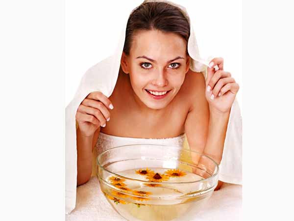 Dầu bạch đàn chứa các tính chất chống vi khuẩn và chống viêm có thể giúp giảm bớt ho. Thêm một vài giọt dầu bạch đàn vào một bát nước sôi. Hít nước trong 15 phút.