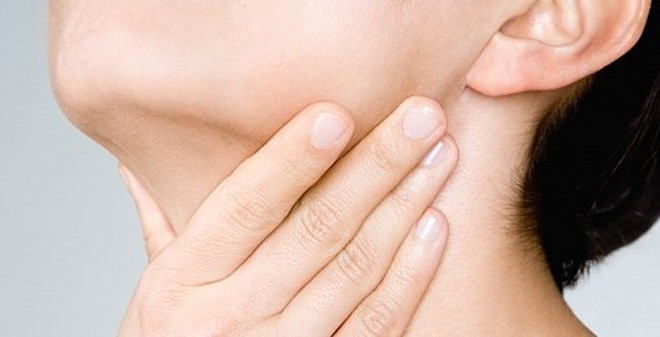 Hóc xương là tai nạn các bé thường gặp vào ngày Tết khi ăn cỗ, ăn thịt gà ăn cá mà không gỡ kỹ.