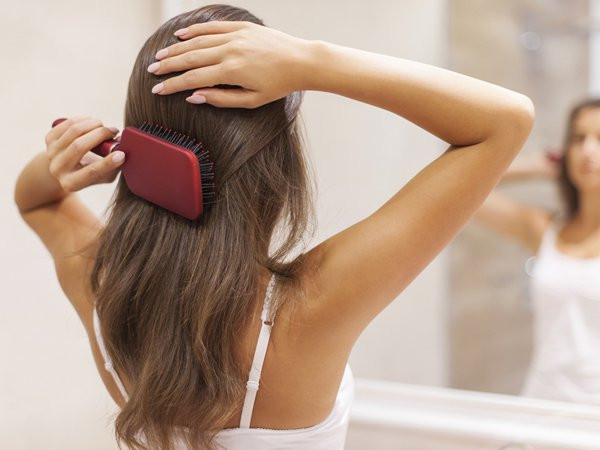 Hãy nhớ chải tóc trước khi đi ngủ để giúp làm giảm sự rụng tóc và kích thích dòng máu chảy vào da đầu của bạn. Hãy cố gắng chải tóc nhẹ nhàng trong 3-5 phút để tuần hoàn máu tốt trong da đầu.