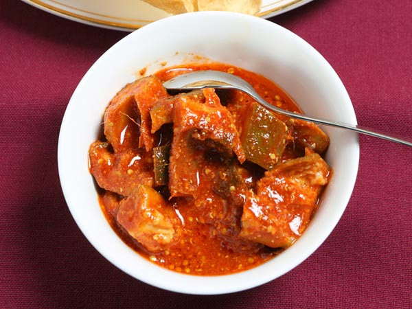 Dưa cải chua rất ngon nhưng hàm lượng nuối trong món ăn này có thể làm tăng mức huyết áp. Do đó, nếu muốn ăn, bạn nên chọn dưa chua chứa lượng muối thấp. Nguồn ảnh: Boldsky.