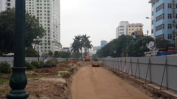 Ông Tuấn cho hay, việc xén dải phân cách được Sở GTVT thực hiện theo quyết định của UBND TP, tổ chức giao thông tuyến đường Nguyễn Chí Thanh (đoạn từ nút giao đường Láng đến nút giao Đê La Thành), dài khoảng 1km. Ảnh: Dải phân cách đường Nguyễn Chí Thanh được xén để mở rộng thêm làn đường.