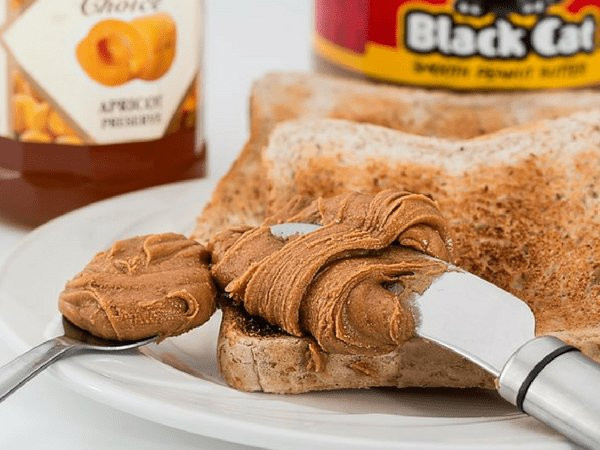 Bơ đậu phộng phết bánh mì nguyên hạt là một món ăn nhẹ ngon miệng và cũng hỗ trợ giảm cân tốt hơn vào ban đêm.