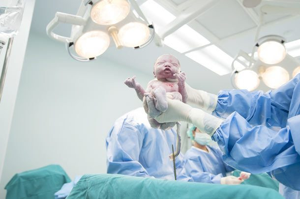 Nếu một người phụ nữ mang thai chết, cơ thể của cô ấy vẫn có thể sinh con. Mặc dù cực kỳ hiếm hoi nhưng sự tích tụ khí trong ổ bụng có thể đẩy thai nhi ra ngoài thông qua việc mở âm đạo thoải mái.
