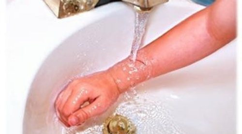 Bỏng cũng là tai nạn thường gặp với trẻ em dịp Tết khi chơi đùa, sưởi ấm, nấu bánh chưng... Bỏng không chỉ đau đớn và nguy hiểm mà còn để lại hậu quả lâu dài trên chức năng, thẩm mỹ và tâm lý.