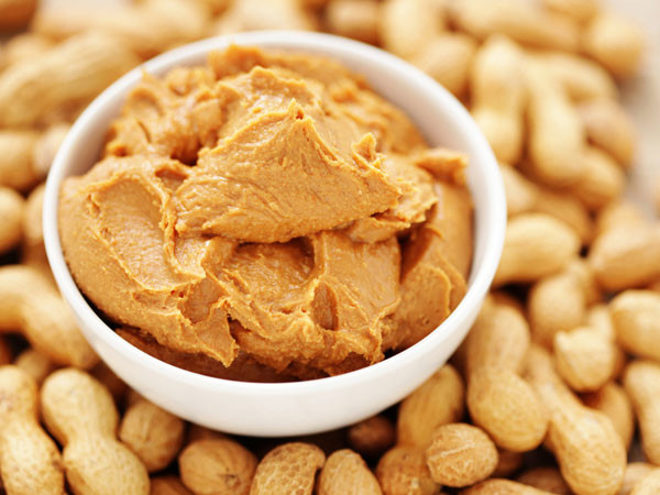 Bơ đậu phộng cũng chứa nhiều vitamin có lợi cho cơ thể. Vitamin A giúp cải thiện thị lực và vitamin C giúp tăng cường hệ thống miễn dịch và chữa bệnh loét nhanh hơn.