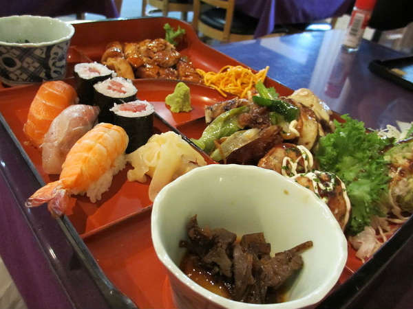 Ở Nhật Bản, hầu hết người muốn giảm cân thực hiện theo một mẹo ăn kiêng cổ xưa: Khuyến khích mọi người ngừng ăn trong các bữa ăn khi đã dùng được 70% bữa. Thói quen này giúp bạn giảm cân nhanh chóng. Ảnh: Boldsky.