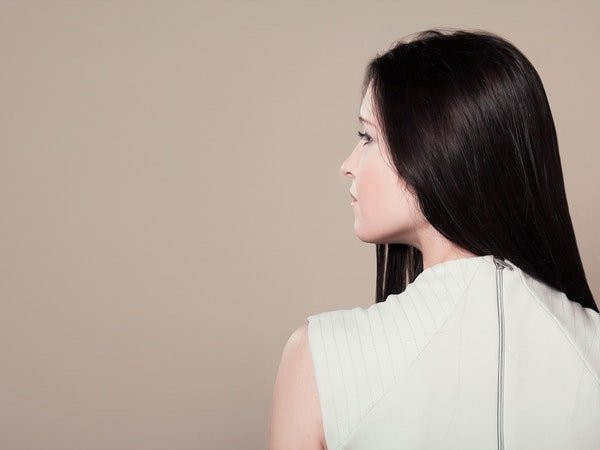 Không nạp đủ calo cũng có thể khiến bạn rụng nhiều tóc hơn. Các sợi tóc của bạn đòi hỏi nhiều chất dinh dưỡng để giữ cố định trên da đầu.