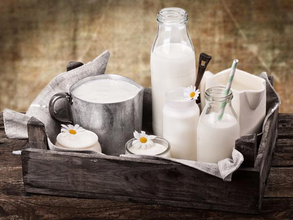 Uống một ly sữa không chỉ cung canxi tốt nhất, mà còn chứa đầy các vitamin như A và D và magiê.