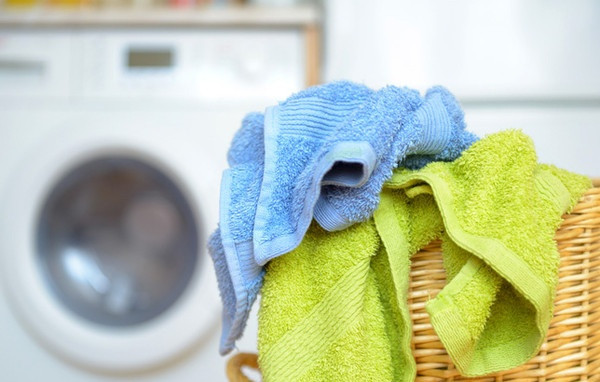 Khăn mặt hay khăn tắm cũ là những vật dụng nhà tắm dễ tích tụ lượng lớn vi khuẩn. Do vậy, bạn cần thường xuyên giặt và phơi khăn tắm ở nơi khô ráo và thay mới sau khi dùng khoảng 2-3 tháng.