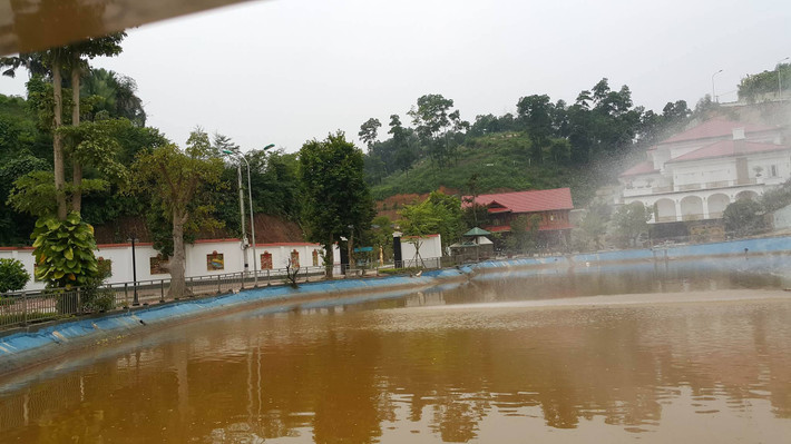 Bà Huệ đã xây dựng thêm 1 tum, vượt hơn 345m2 sàn xây dựng và xây dựng một số công trình không phép (chỉ có xác nhận của UBND phường) gồm 1 nhà thờ gỗ cũ, 1 nhà sàn gỗ cũ, 1 cầu bắc qua hồ nước, 1 căn nhà mái bằng làm bếp (đang xây dựng). Cùng các hộ tự làm đường giao thông trên diện tích đấy nông nghiệp trả lại nhà nước. Thanh tra Chính phủ xác định, điều này là vi phạm quy định về đầu tư xây dựng, phải xử lý nghiêm theo quy định của pháp luật.