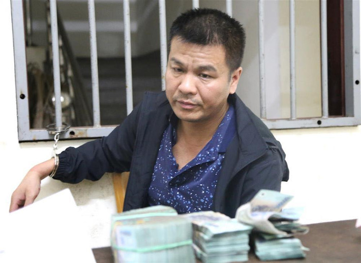 Thời điểm bị bắt giữ, Yang Zhong Wu cầm một số lượng lớn tiền mặt mệnh giá 500.000 đồng với tổng số tiền gần 800 triệu đồng.