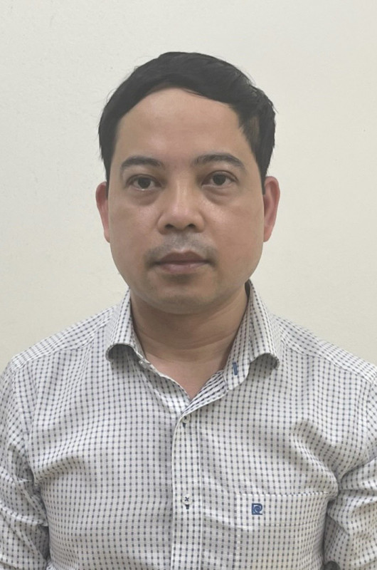 Cựu thư ký thứ trưởng Bộ Y tế hơn 180 lần nhận hối lộ 42,6 tỷ: Ông Phạm Trung Kiên – khi đang là thư ký của thứ trưởng Bộ Y tế đã có hơn 180 lần nhận hối lộ 42,6 tỷ để trình Bộ Y tế chấp thuận chuyến bay hoặc người dân được về nước trong dịch COVID-19. Cơ quan ANĐT Bộ Công an xác định nhận hối lộ số tiền lớn nhất trong vụ án "chuyến bay giải cứu".