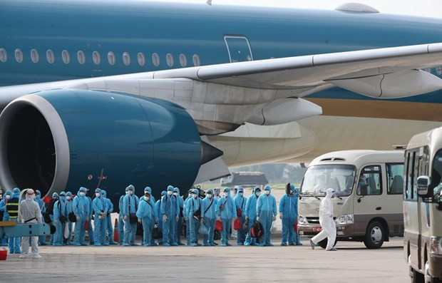 Cựu công an chiếm đoạt gần 19 tỷ đồng: Bị can Hoàng Văn Hưng, cựu Trưởng phòng Điều tra (thuộc Cục An ninh điều ta, Bộ Công an) đã lợi dụng chức vụ, quyền hạn của mình khi là điều tra viên thụ lý chính vụ án "chuyến bay giải cứu" nhiều lần liên hệ, trao đổi thông tin vụ án cho bị can Nguyễn Anh Tuấn (cựu cán bộ công an) người không có trách nhiệm liên quan trong vụ án. Khi chuyển công tác, lợi dụng chức vụ hiện tại, Hưng nắm được những thông tin liên quan đến vụ án và cung cấp cho bị can Hằng, Tuấn. Hưng sau đó đã nhận 800.000 USD (tương đương gần 19 tỉ đồng) từ Hằng thông qua Tuấn. Cơ quan An ninh điều tra cáo buộc hành vi này của Hưng đã phạm vào tội lừa đảo chiếm đoạt tài sản.