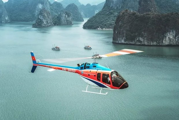 Thông tin giới thiệu về dịch vụ bay trực thăng ngắm vịnh Hạ Long, chiếc trực thăng Bell 505 là loại có 5 chỗ ngồi, có sân bay helipad riêng trên đảo Tuần Châu, TP Hạ Long, tỉnh Quảng Ninh chuyên phục vụ các chuyến bay ngắm cảnh Hạ Long. Hành trình tour trực thăng Hạ Long thường kéo dài 10 phút, ngắm cảnh theo lộ trình đảo Tuần Châu - đảo Đầu Gỗ - hòn Gà Chọi - đảo Titop - vịnh Bái Tử Long - đảo Rều - đảo Tuần Châu.