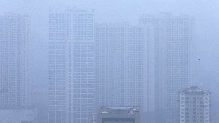 Quan sát gần, những tòa cao ốc như bị tách biệt mởi một lớp màn.