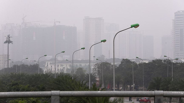 Mấy ngày nay, Hà Nội luôn chìm trong sương mù dày đặc tạo nên hình ảnh vô cùng huyền ảo.