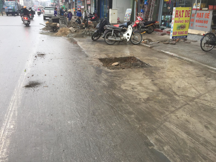 Cây bị nhổ, lòng đường rộng rãi hơn.