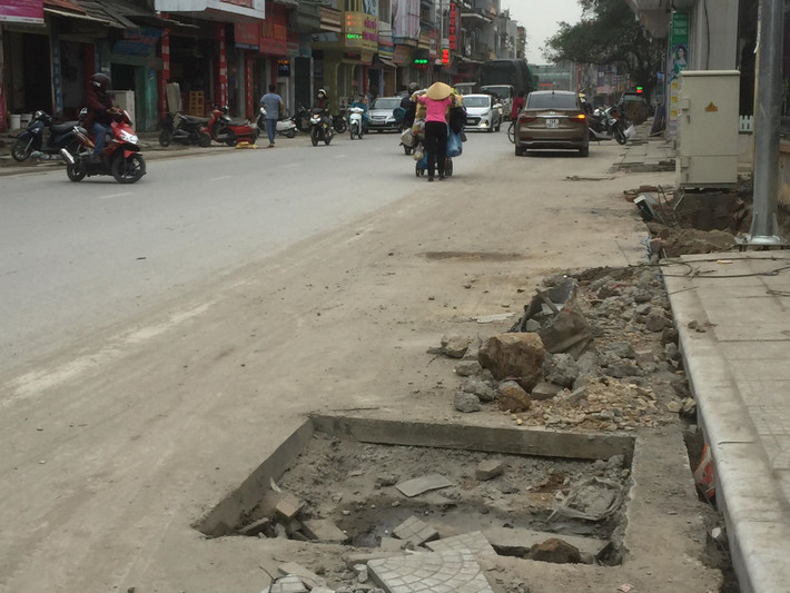 Không có biển cảnh báo nguy hiểm.