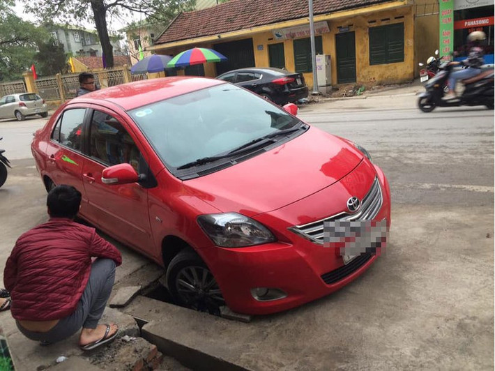 Tuy nhiên khi chuyển cây đi, những hố trồng cây dưới lòng đường không được lấp hoặc lấp sơ sài đã biến nó trở thành những cái "bẫy" trên đường. Thực tế, một số phương tiện ô tô đã sập "bẫy" khi lưu thông qua đây.