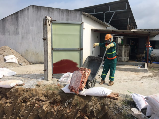 Sau đó các nhân viên tiến hành đổ nội tạng không rõ nguồn gốc xuống hố.