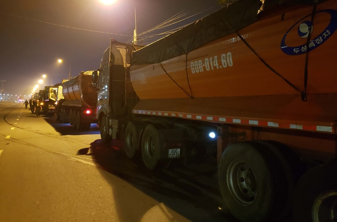 Trước đó, dưới sự chỉ đạo của Đại tá Vũ Hồng Văn, Công an tỉnh Đồng Nai đã vây bắt đoàn xe “vua” gồm 27 xe đầu kéo và xe tải hạng nặng của Công ty TNHH TM Âu Châu và Công ty TNHH MTV Ngọc Minh Anh rạng sáng ngày 15/4, điều tra ban đầu, đã phát hiện nhiều sai phạm trong việc điều hành, vận chuyển của doanh nghiệp quản lý đoàn xe này.