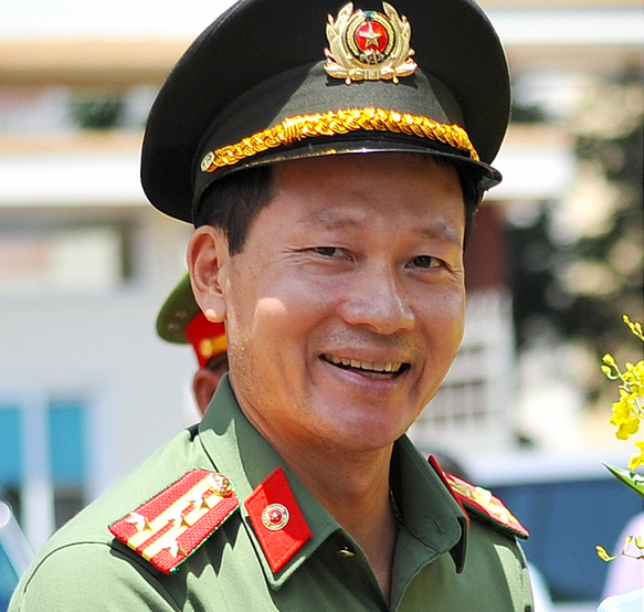 Dù là khắc tinh tội phạm nhưng Đại tá Văn là người rất ít nói về những chiến công đã thực hiện. Thời còn là Giám đốc Công an tỉnh Đắk Lắk, trong một lần trao đổi với báo chí, đại tá Văn nói rằng: “Rất cảm ơn báo chí đã đồng hành với lực lượng công an trong vấn đề tuyên truyền, đấu tranh phòng chống tội phạm. Vậy nhưng, hiện còn nhiều việc phải làm nên tôi chưa muốn nói gì nhiều”.