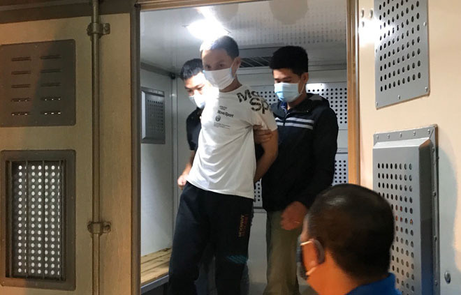 Mới đây, ngày 15/4, lực lượng công an tỉnh Đồng Nai đã bắt giữ Đậu Đức Mười (SN 1989, quê ở Quỳnh Lưu, Nghệ An) - đối tượng gây ra vụ trọng án ở khu nhà trọ phường Long Bình, TP Biên Hoà. Để bắt giữ được đối tượng này, lực lượng công an Đồng Nai đã phải vượt hàng nghìn cây số, đích thân Giám đốc Công an Đồng Nai hỏi cung, đối tượng Đậu Đức Mười mới khai nhận hành vi phạm tội gây ra vụ giết người ở khu nhà trọ phường Long Bình.