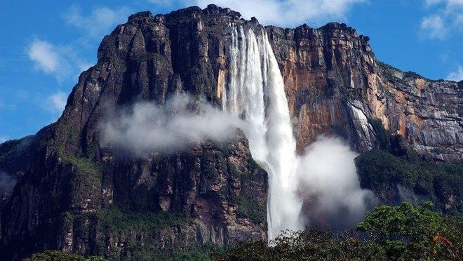 Thác nước ở Venezuela cao nhất thế giới là thác Angel (tiếng địa phương là Kerepakupai Meru). Thác này ở Venezuela là thác nước cao nhất thế giới, với chiều cao 979 m. Thác Angel đổ xuống từ rìa ngọn núi Auyantepui trong vườn quốc gia Canaima, thuộc vùng Gran Sabana của Bang Bolívar, Venezuela.