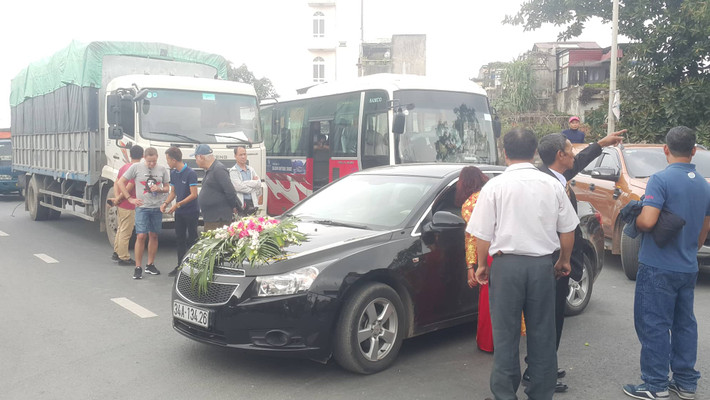 Xe đón dâu không thể di chuyển do tắc đường.