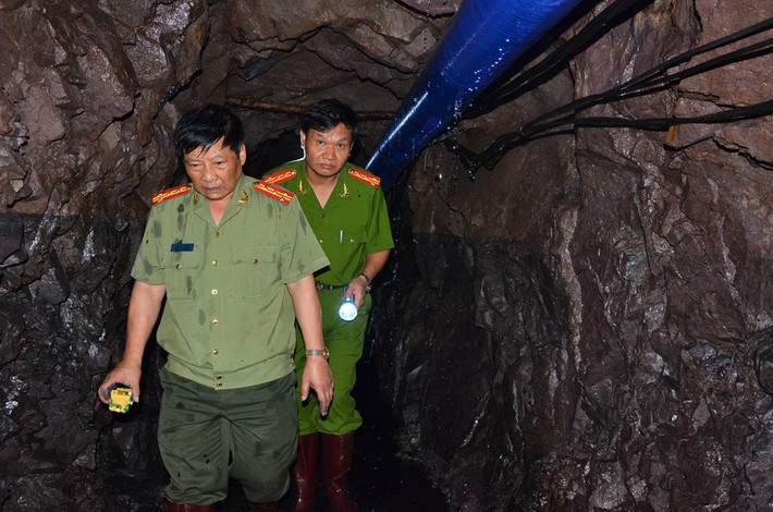 Đại tá Trần Văn Hoàn – Phó giám đốc Công an tỉnh Hòa Bình - đã xuống hiện trường và trực tiếp vào trong hầm nơi có 2 công nhân mắc kẹt để nghiên cứu đưa ra các phương án cứu hộ tối ưu nhất. Theo Đại tá Hoàn, lực lượng chức năng địa phương đã túc trực 24/24 chia thành các nhóm liên tục thay nhau vào trong hầm để khắc phục sự cố.