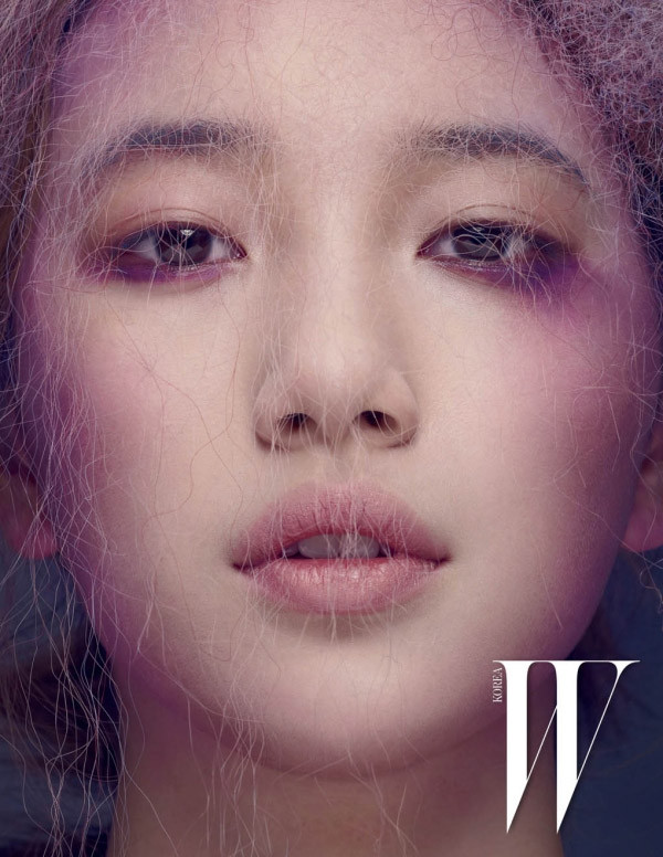Suzy tên thật là Bae Su Ji, sinh năm 1994. Cô là một ca sĩ thần tượng của Hàn Quốc, thành viên nhóm Miss A kiêm diễn viên, người mẫu, MC.