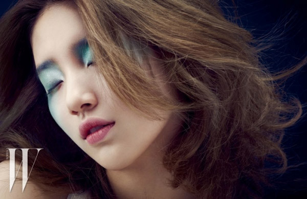 Năm 2011, Suzy được nhiều người biết tới với bộ phim "Dream High" và bộ phim điện ảnh "Introduction To Architecture". Năm 2013, Suzy lại được chú ý khi cùng Lee Seung Gi tham gia bộ phim "Gu Family Book".