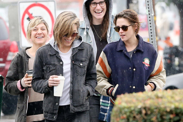 Theo một người bạn của Kristen Stewart, Kristen và Alicia – người đang bị nghi ngờ là người tình đồng tính của nàng Bella không chỉ sống chung cùng nhau mà họ cư xử với nhau như một cặp vợ chồng già.