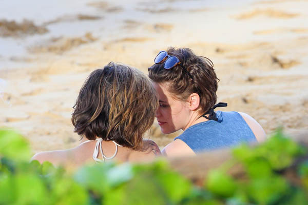 Khoảnh khắc tình tứ trên biển của Kristen và Alicia khiến tin đồn họ là một cặp les càng có thêm cơ sở.