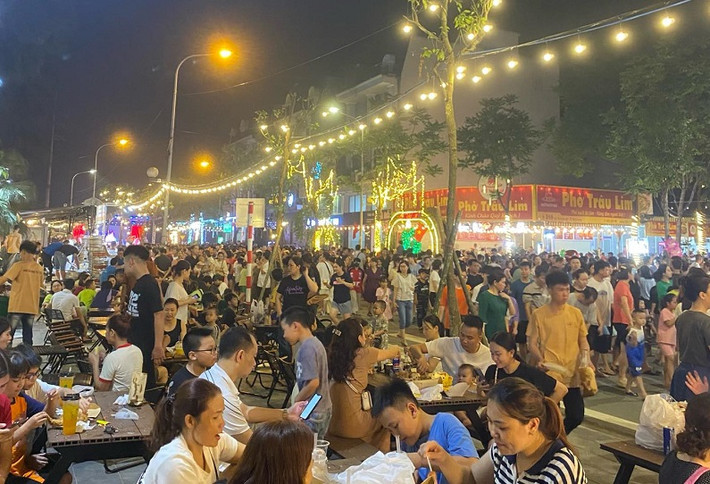 Du khách thưởng thức ẩm thực.