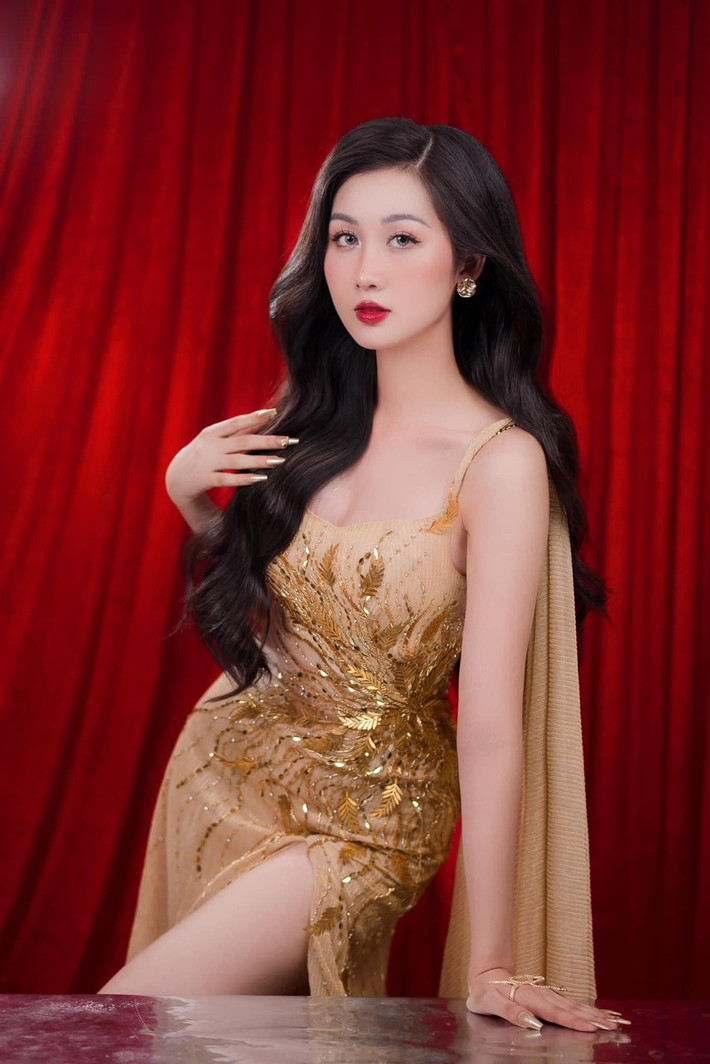Quế Anh quản lý nhiều công việc hiệu quả bằng cách đặt mục tiêu rõ ràng và ghi chú kế hoạch hàng ngày. Cô ưu tiên nhiệm vụ quan trọng, phân bổ thời gian hợp lý để giảm áp lực. Ngoài công việc, cô tập yoga, chạy bộ, đọc sách và nghe nhạc để nâng cao sức khỏe thể chất và tinh thần.