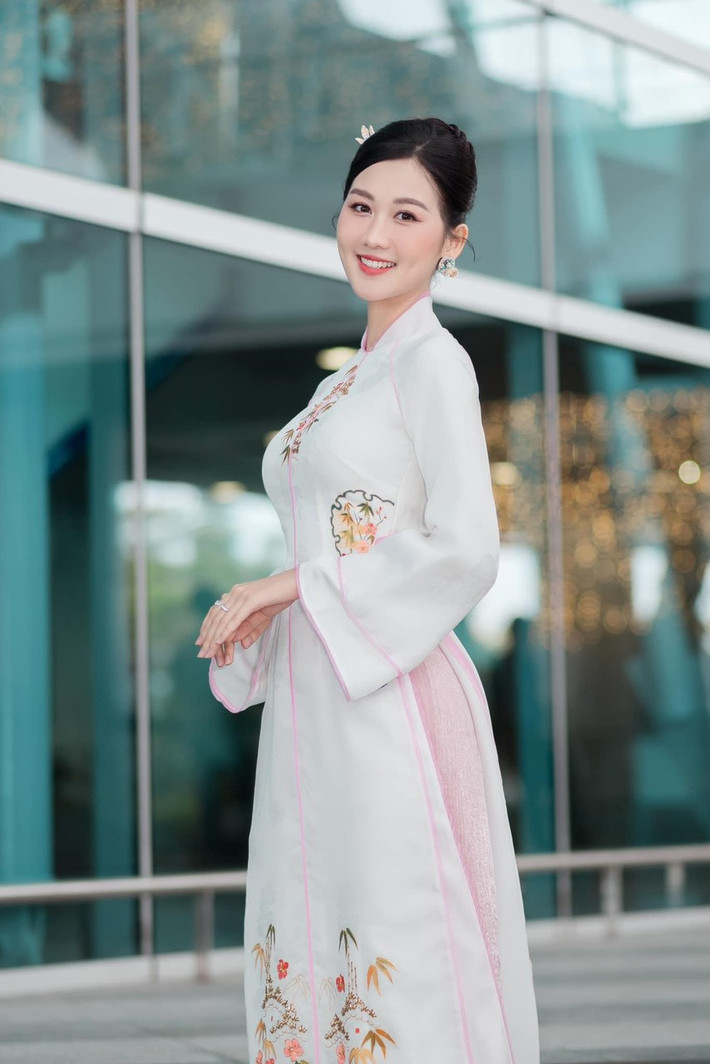 Lớn lên trong gia đình gia giáo có bố là viện trưởng viện kiểm sát và mẹ là hiệu trưởng trường cấp hai, Quế Anh được thừa hưởng nền tảng giáo dục vững chắc. Cô cho biết: “Bố mẹ dạy tôi lòng nhân ái và sự quyết tâm. Gia đình là động lực lớn giúp tôi thi hoa hậu”.