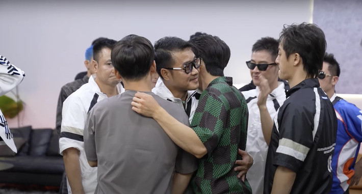 Hồng Sơn ra về sau Công diễn 3 ở Anh trai vượt ngàn chông gai khiến các đồng đội và người hâm mộ tiếc nuối. Hành trình mà anh đi qua để lại nhiều dấu ấn, kỷ niệm, sự nỗ lực của anh trở thành tấm gương cho đàn em noi theo. Trước khi bị loại, Hồng Sơn từng nói với đồng đội rằng: "Thôi, anh cũng đủ mệt và đủ vui rồi. Nếu nhóm nguy hiểm, anh sẽ là người đi".