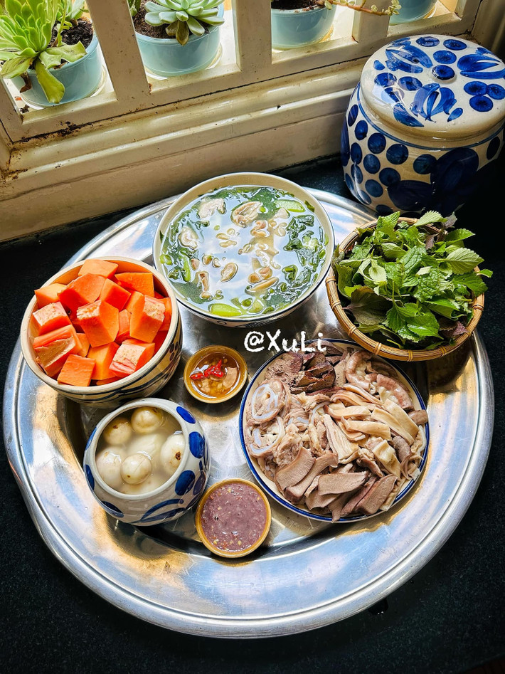 Cách thứ 2, chị thường mua thực phẩm theo tuần. “Vì điều kiện công việc của mình không thể sắp xếp thời gian đi chợ mỗi ngày, nên mình thường mua thực phẩm vào mỗi cuối tuần rồi chia bữa, chia hộp trữ đông và dùng dần đến hết trong vòng 1 tuần. Việc gom mua thực phẩm 1 lần lượng lớn như vậy sẽ được mức giá tốt hơn, đồng thời việc chia bữa cụ thể như vậy sẽ tránh dôi dư”. Khi mua thực phẩm rau củ, chị cũng ưu tiên nguồn thực phẩm theo mùa và là sản vật địa phương. Những rau trái, cá thịt tại nguồn sẽ có mức giá rẻ hơn vì không mất chi phí bảo quản, vận chuyển, đồng thời cũng an toàn hơn vì rau trái theo mùa sẽ dễ canh tác hơn mà không phải phun xịt quá nhiều.